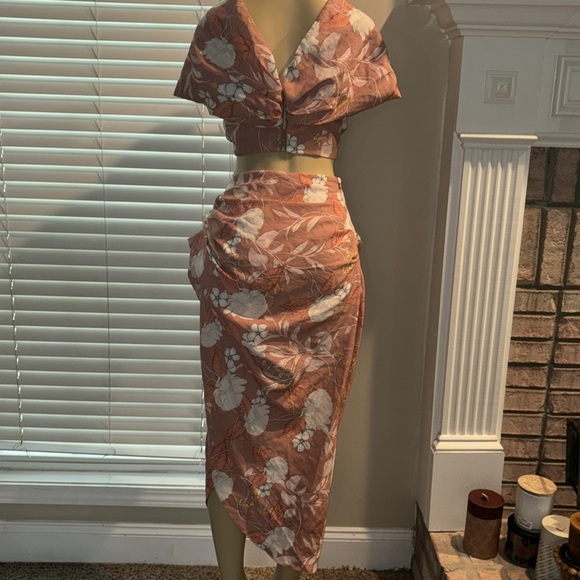 ASOS EDITION twist front off shoulder top and skirt in linen
floral print. - Picture 10 of 14